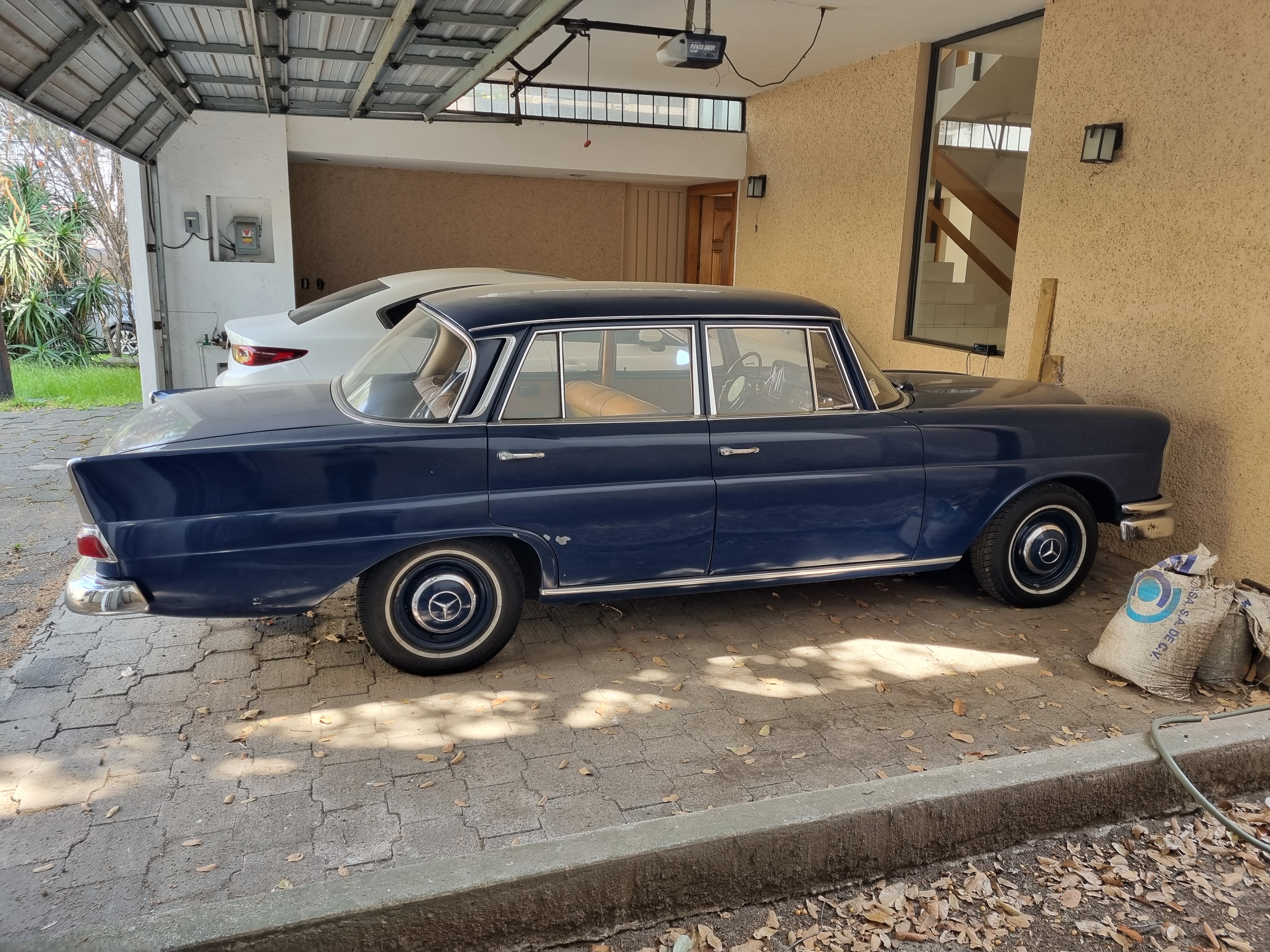 Mercedes-Benz W111 220 Colas