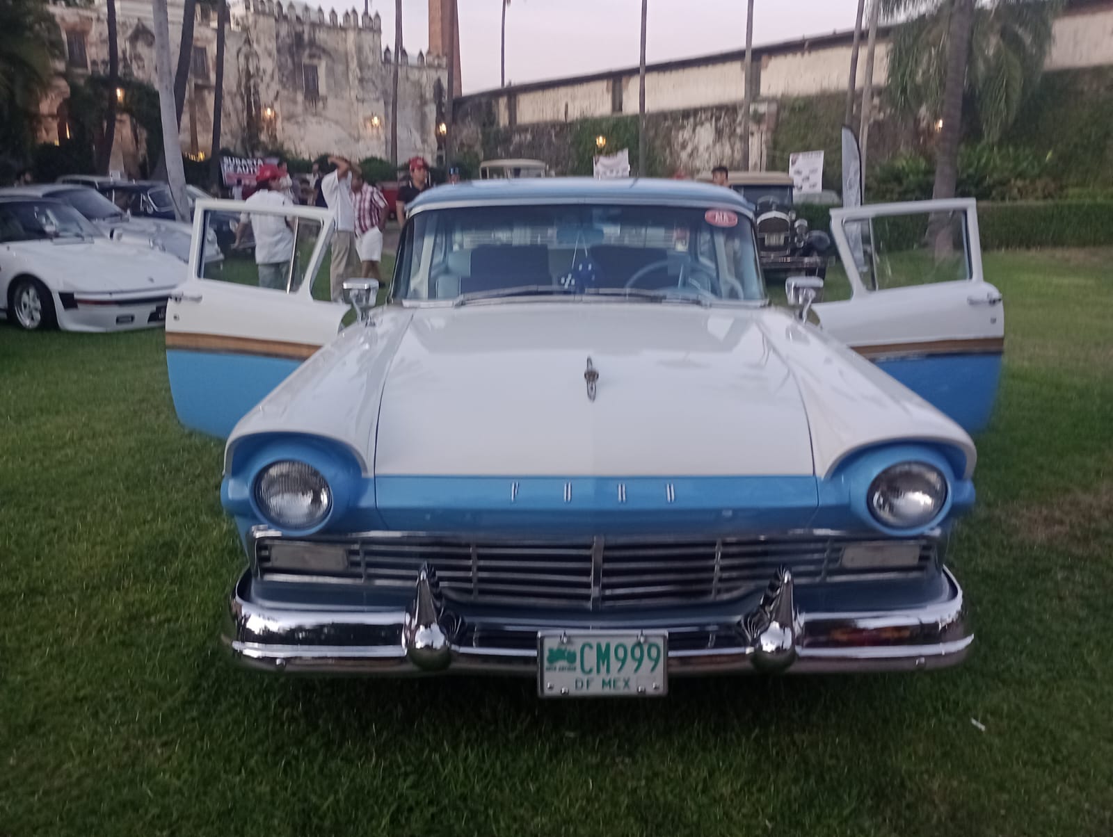 FORD Fairlane Custom 300