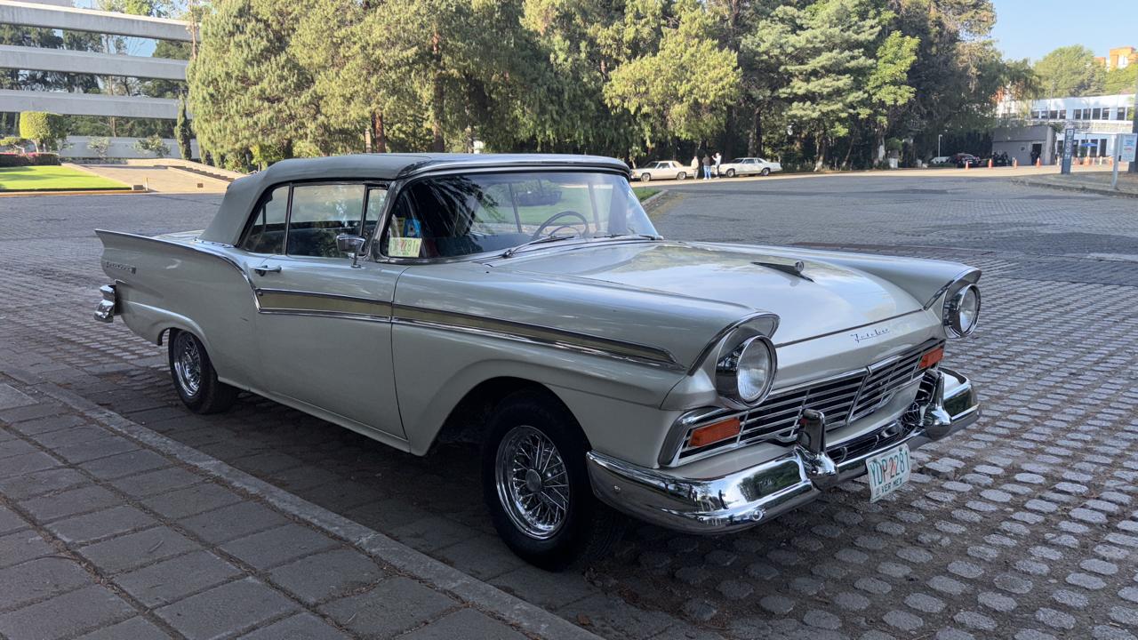 Ford Fairlane Sunliner