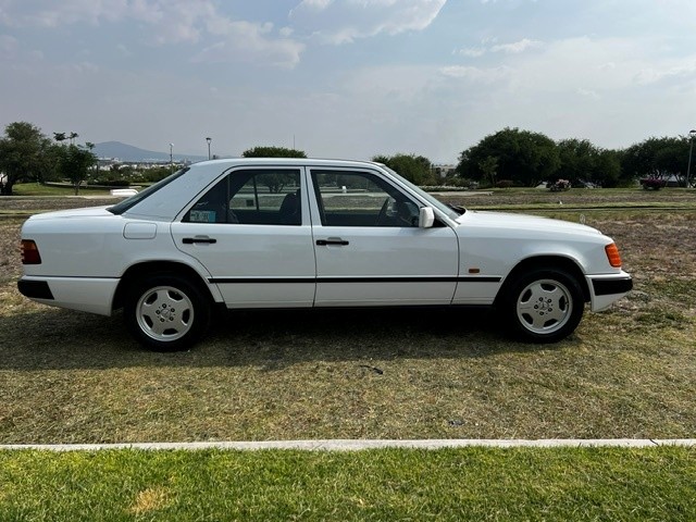 MERCEDES BENZ E200